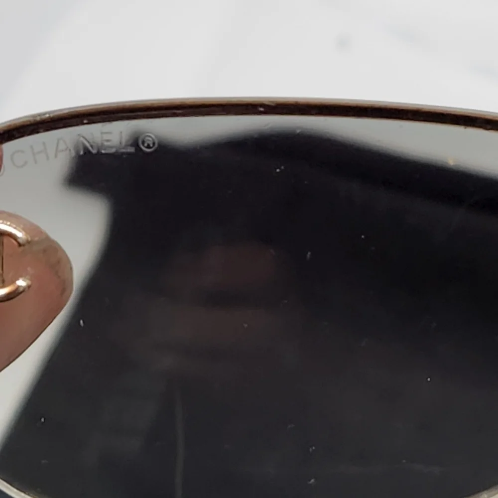 Chanel Sunglasses in pristine condition, exhibiting no blemishes. Model CH4099 - Picture 9 of 13